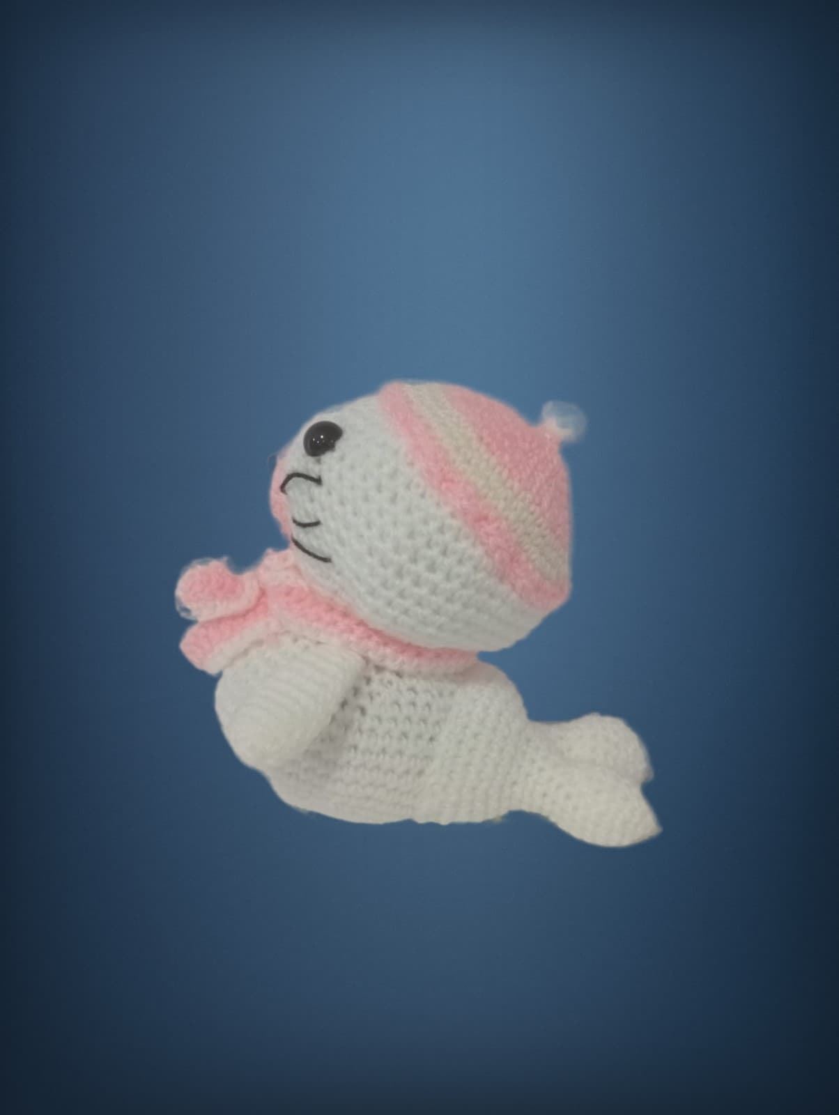 Peluche foca hecho a mano a ganchillo (amigurumi). - Imagen 3