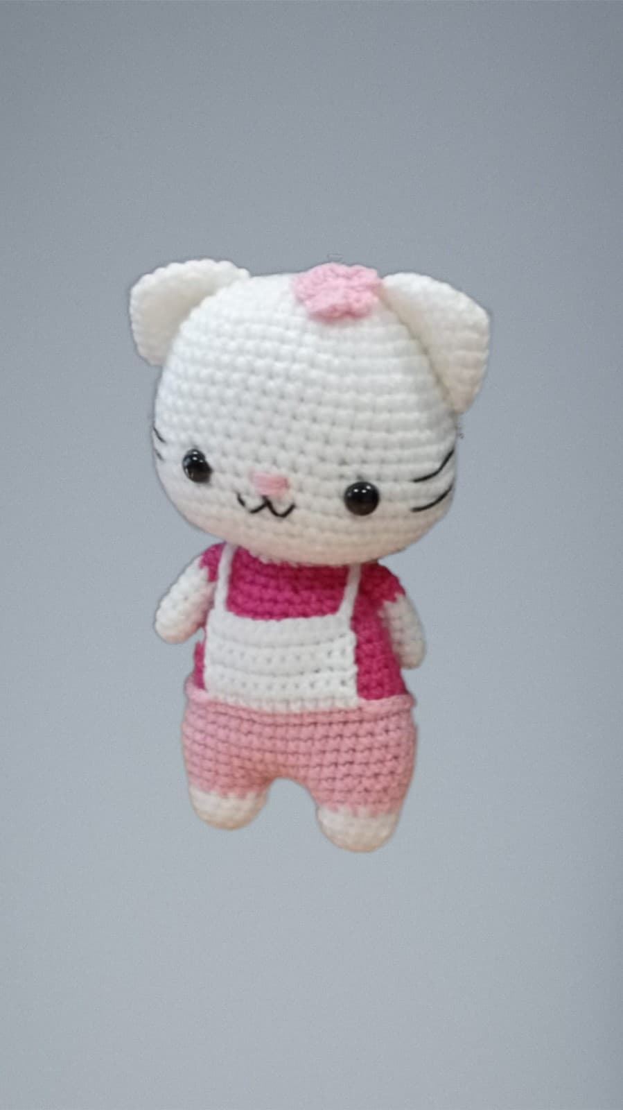 Peluche gato con pantalón rosa hecho a mano a ganchillo (amigurumi) - Imagen 1