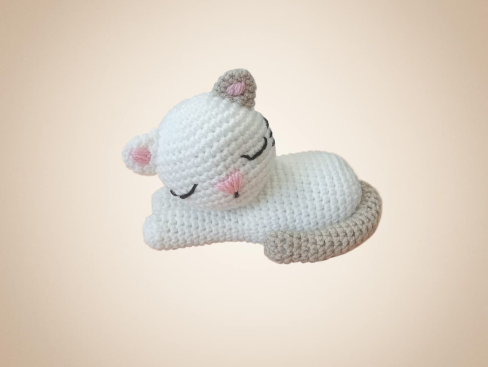 Peluche gato dormido cola beige hecho a mano a ganchillo (amigurumi). - Imagen 1