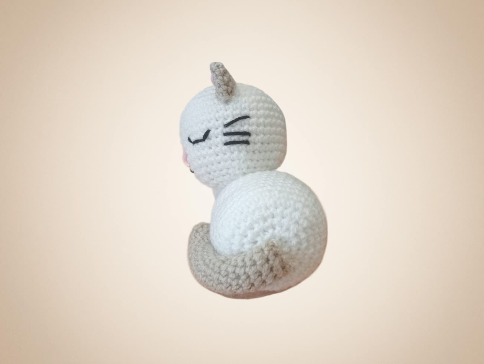 Peluche gato dormido cola beige hecho a mano a ganchillo (amigurumi). - Imagen 2