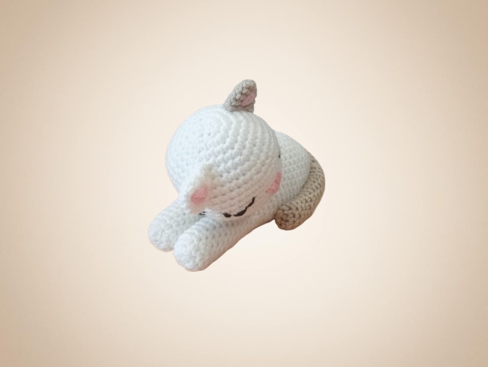 Peluche gato dormido cola beige hecho a mano a ganchillo (amigurumi). - Imagen 3