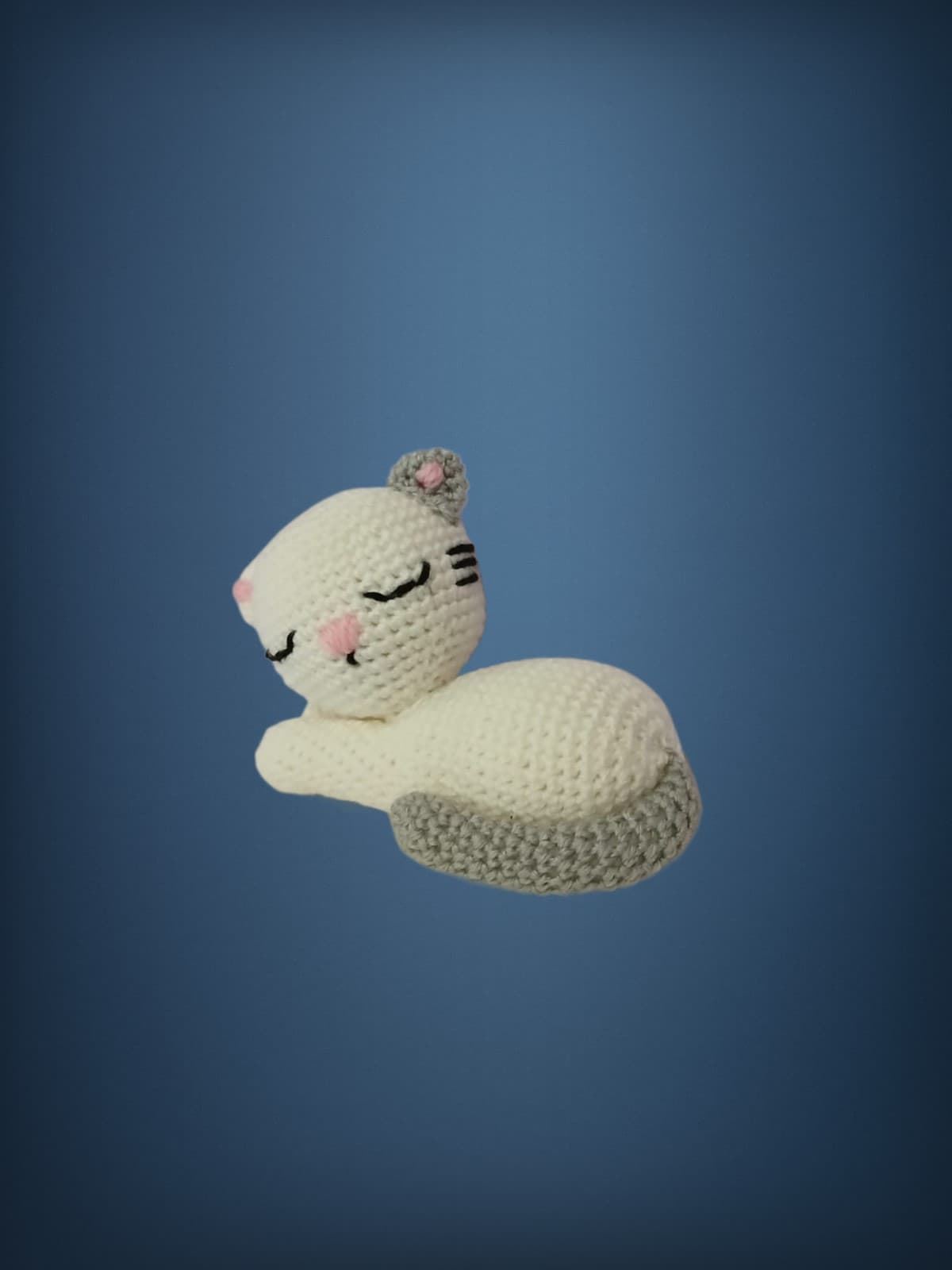 Peluche gato dormido cola gris hecho a mano a ganchillo (amigurumi). - Imagen 1