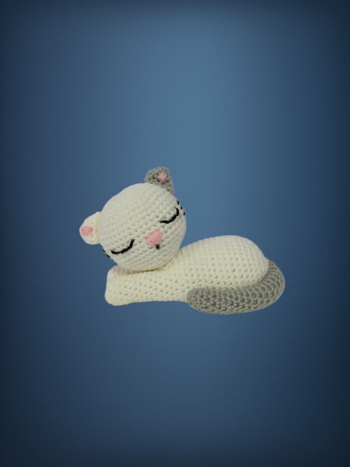 Peluche gato dormido cola gris hecho a mano a ganchillo (amigurumi). - Imagen 2