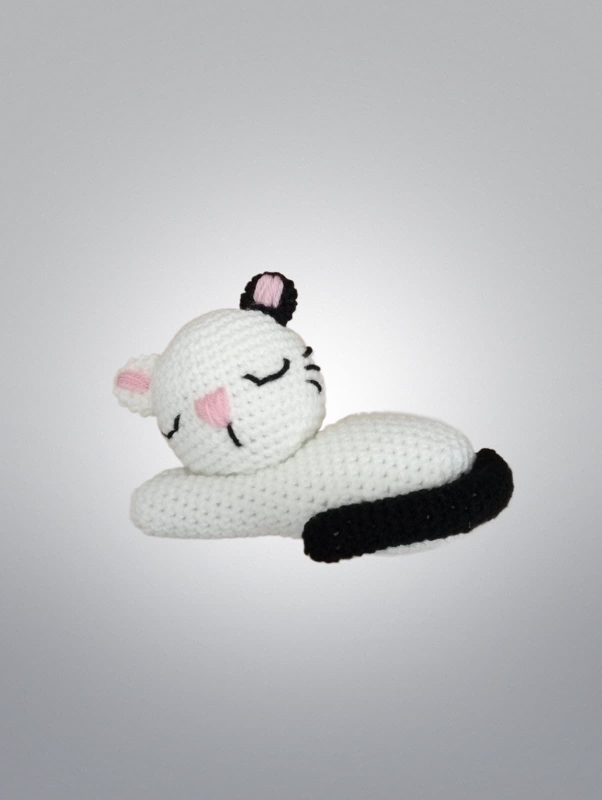 Peluche gato dormido cola negra hecho a mano a ganchillo (amigurumi). - Imagen 1