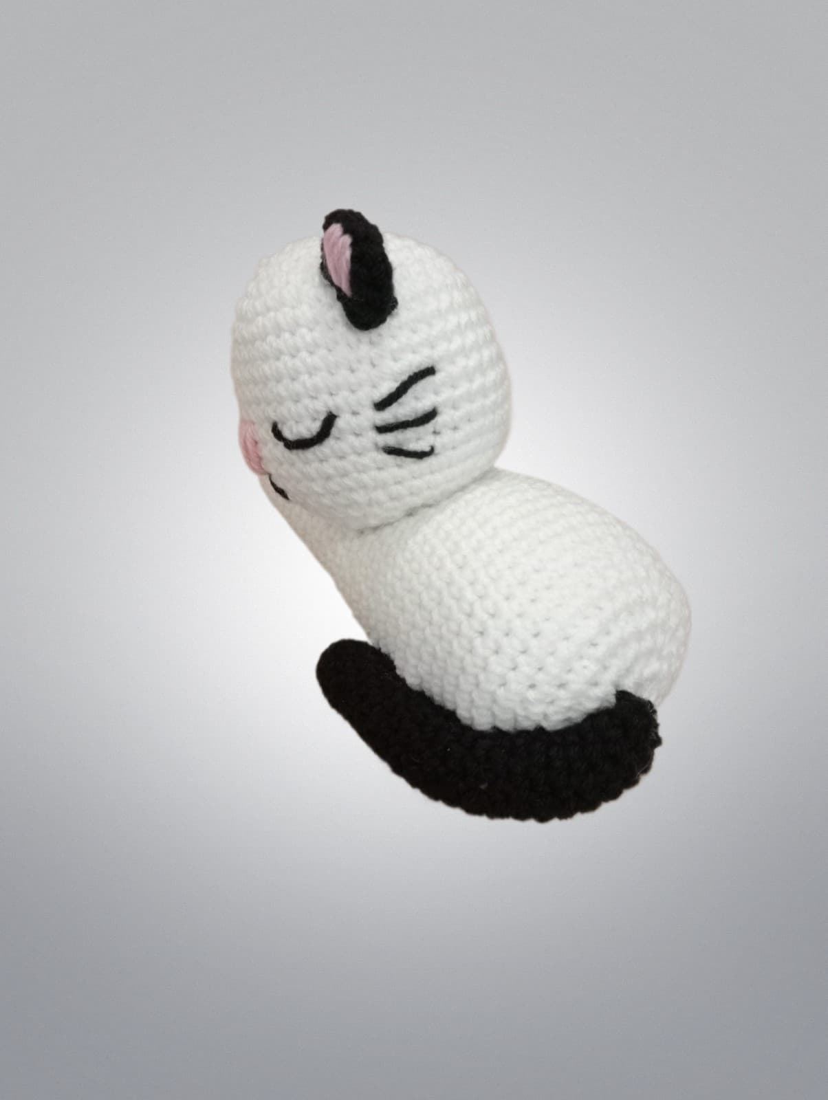 Peluche gato dormido cola negra hecho a mano a ganchillo (amigurumi). - Imagen 3