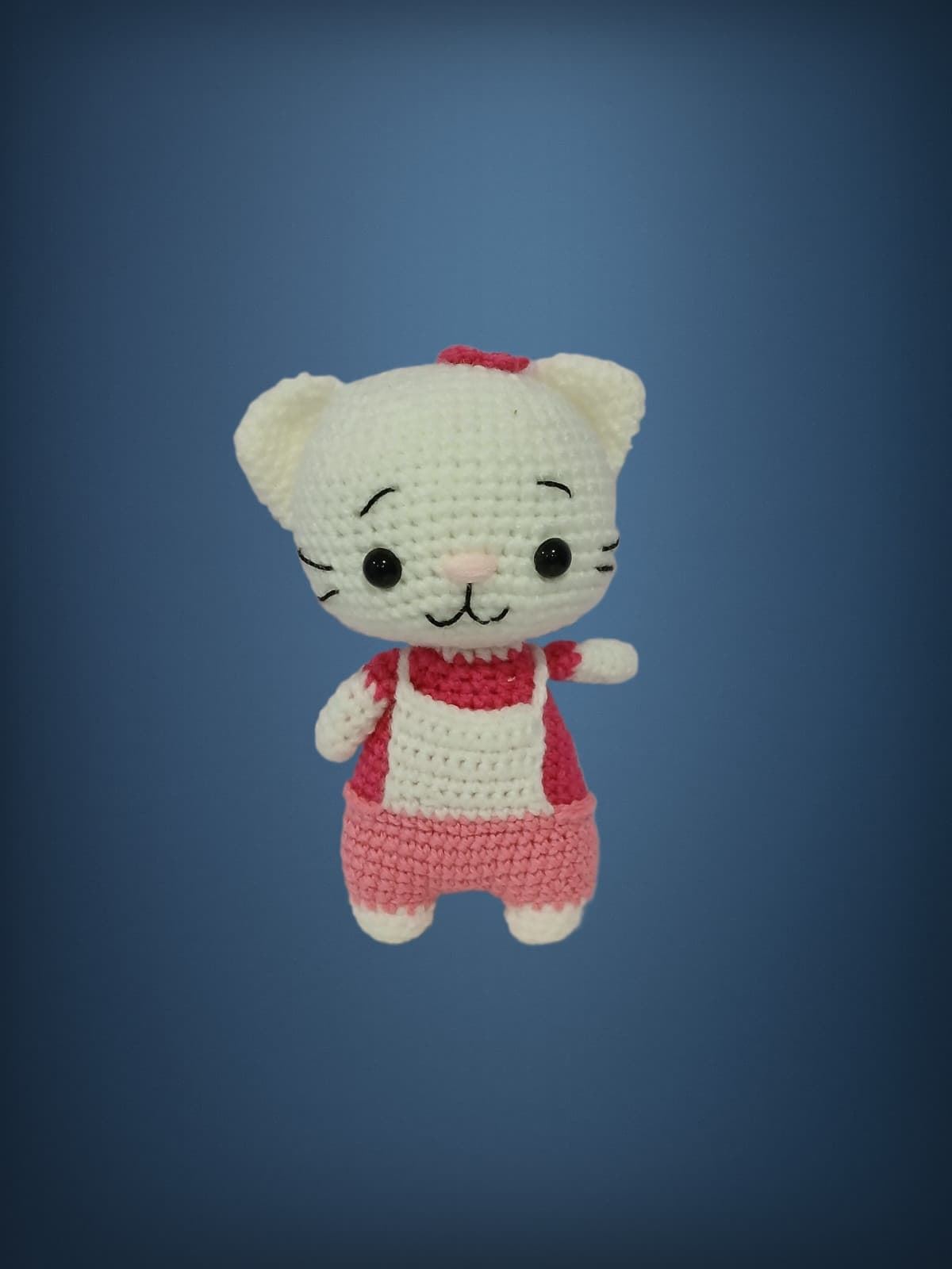 Peluche gato-gata con pantalón rosa hecho a mano a ganchillo (amigurumi) - Imagen 1