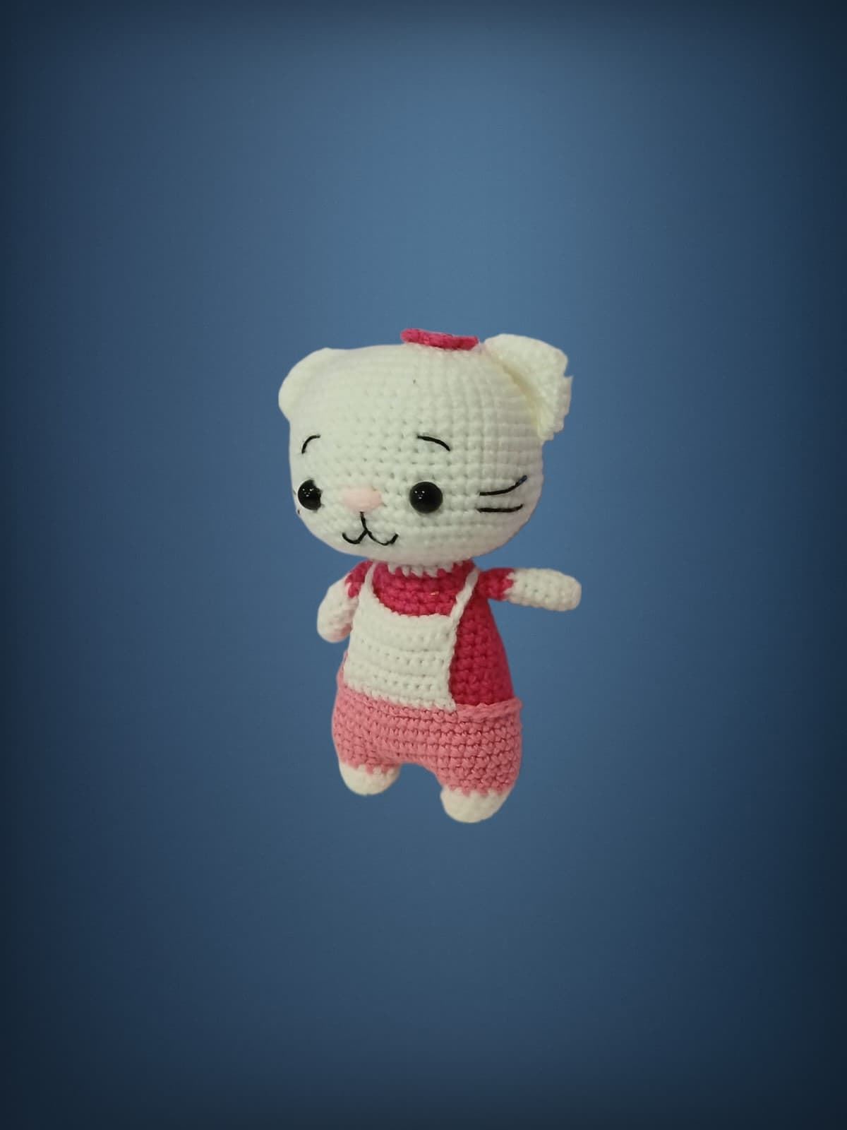 Peluche gato-gata con pantalón rosa hecho a mano a ganchillo (amigurumi) - Imagen 3