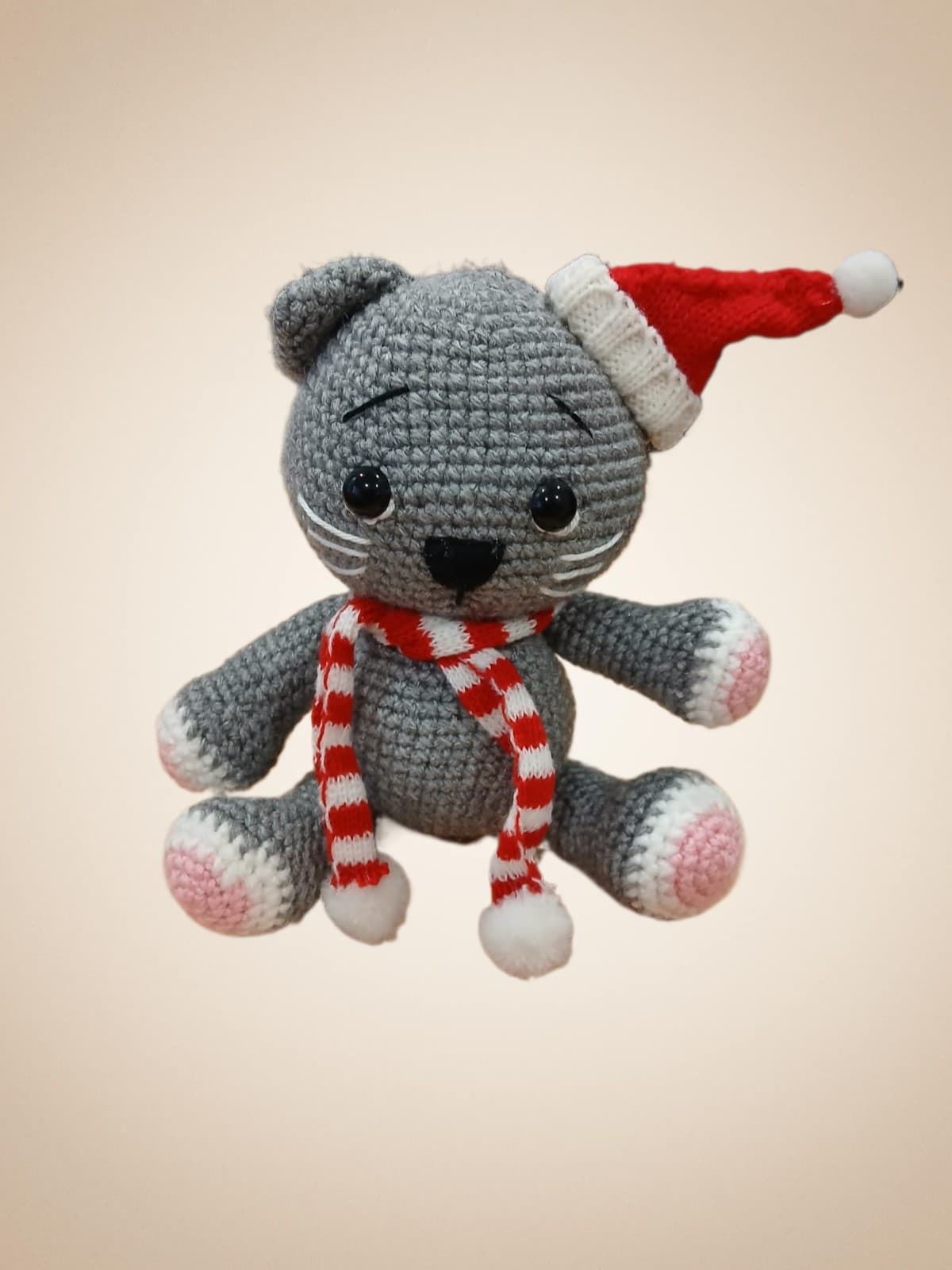 Peluche  gato navideño-navidad hecho a mano a ganchillo (amigurumi). - Imagen 1