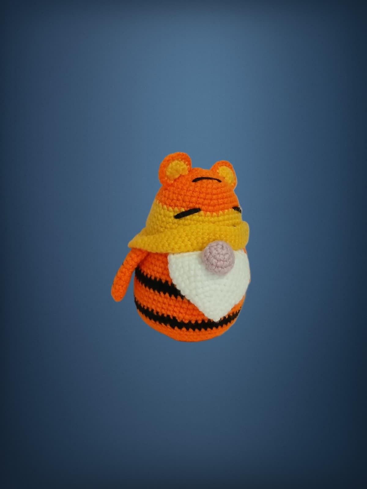 Peluche gnomo tigger winnie pooh hecho a mano a ganchillo (amigurumi). - Imagen 1