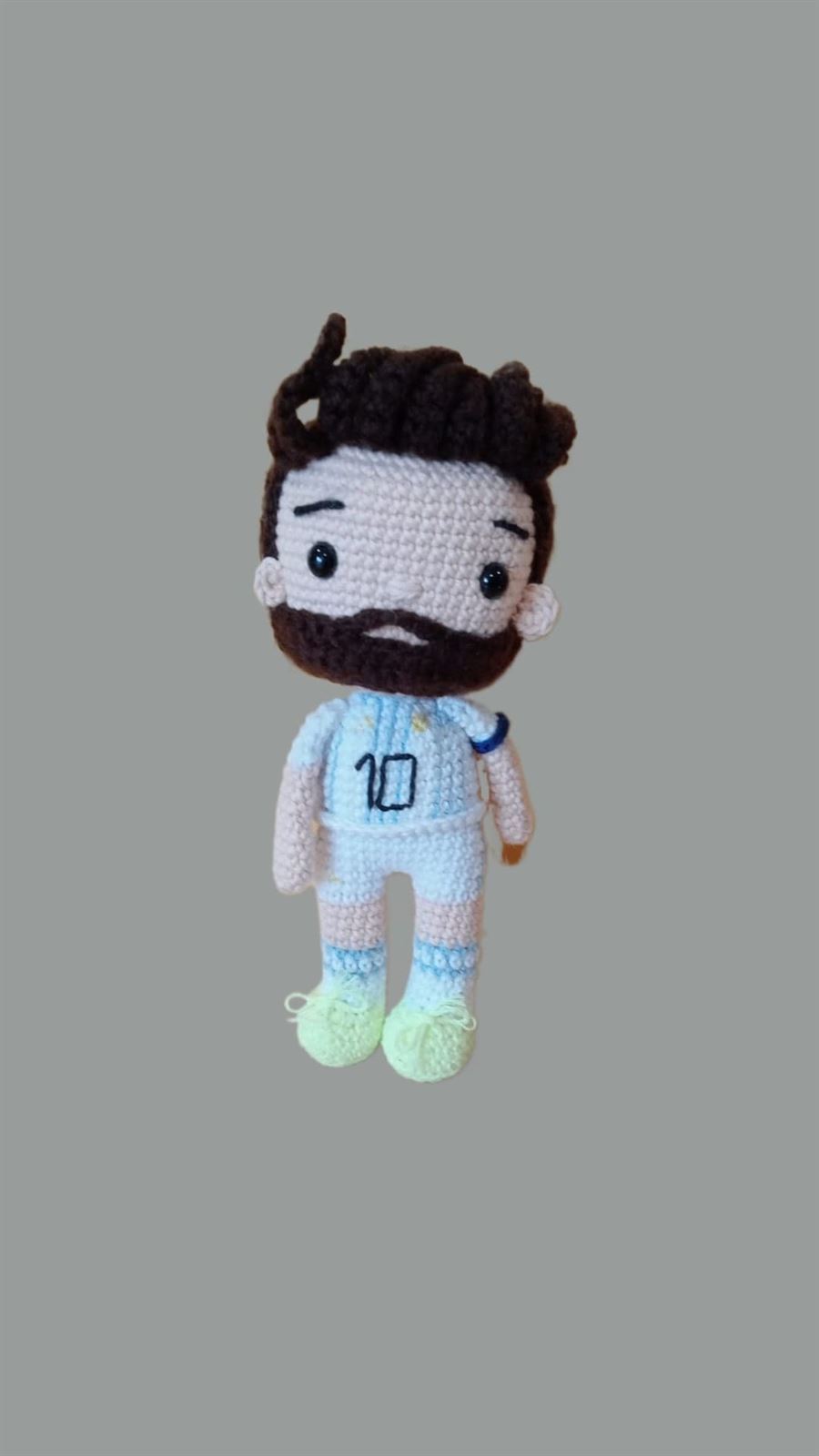 Peluche leo messi futbolista hecho a mano a ganchillo (amigurumi) - Imagen 1