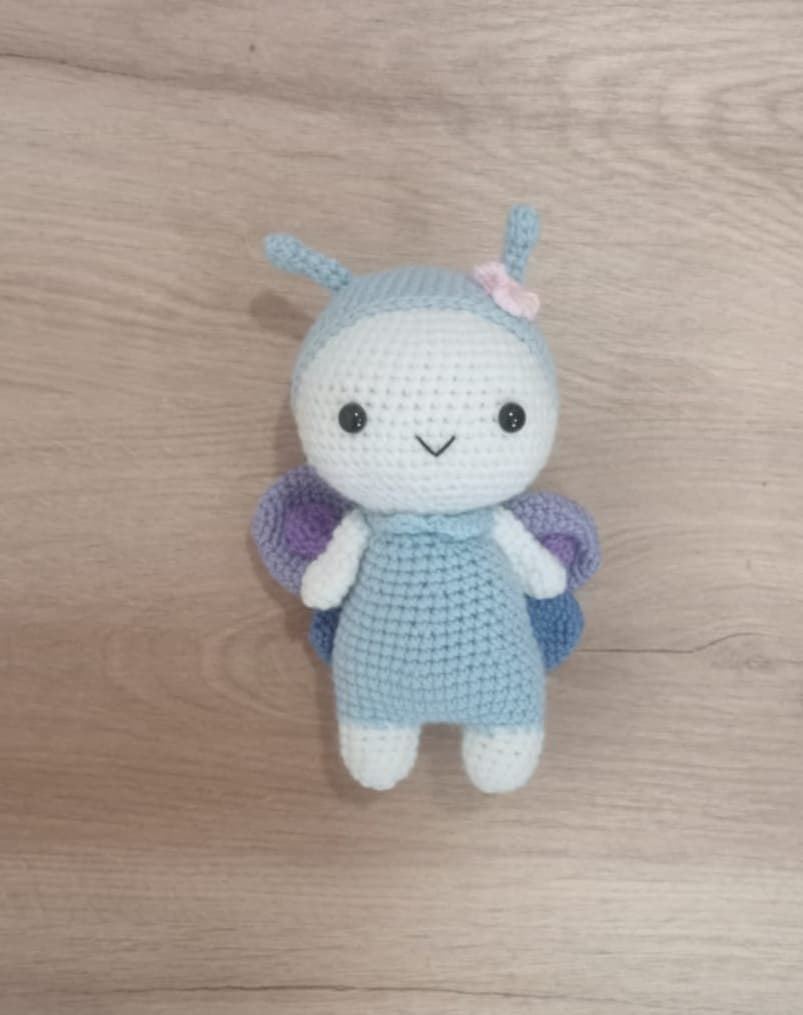 Peluche mariposa hecho a mano a ganchillo (amigurumi). - Imagen 1