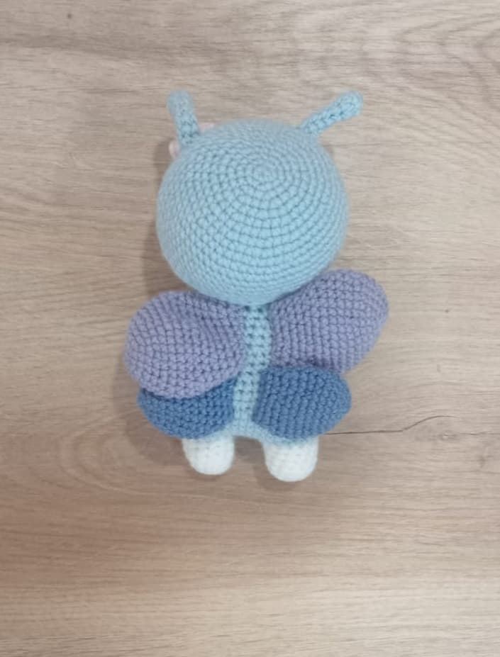 Peluche mariposa hecho a mano a ganchillo (amigurumi). - Imagen 2