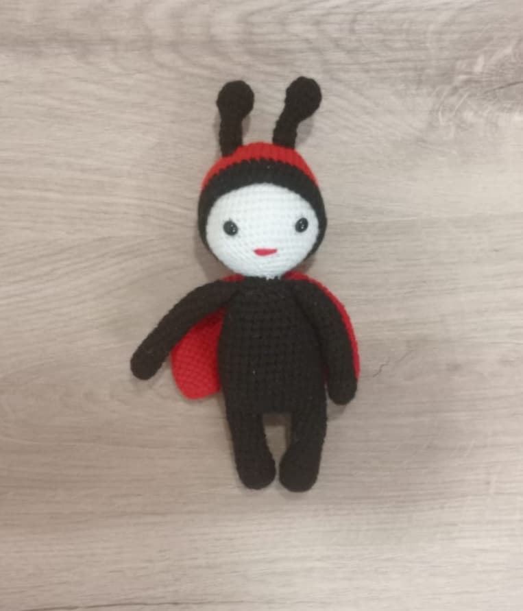 Peluche mariquita hecho a mano a ganchillo (amigurumi). - Imagen 1