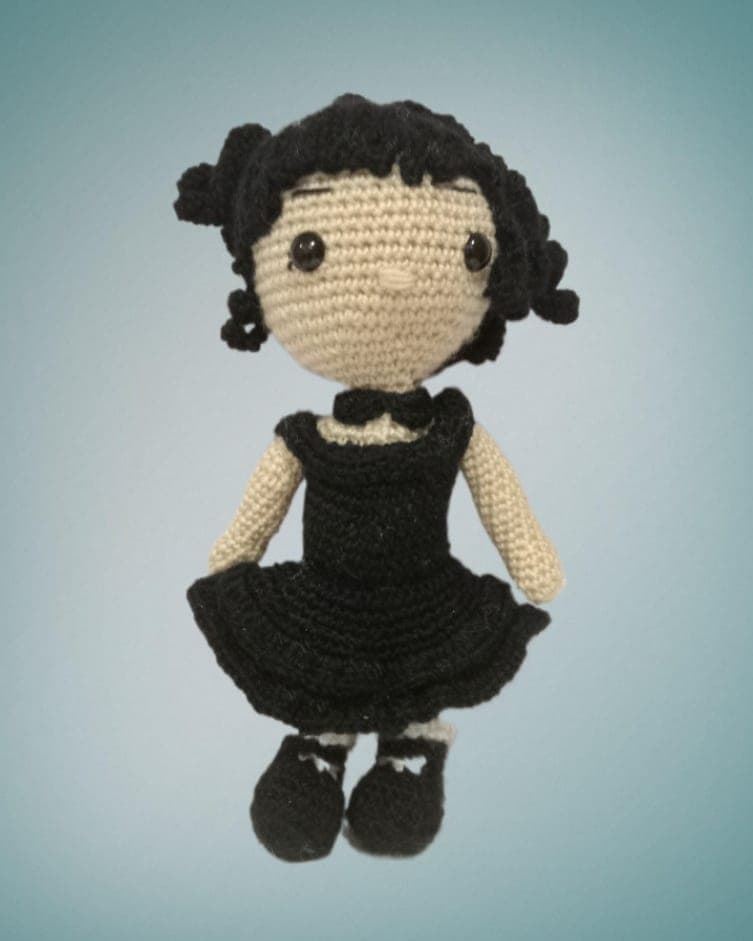 Peluche miércoles familia Adams hecho a mano a ganchillo (amigurumi). - Imagen 1