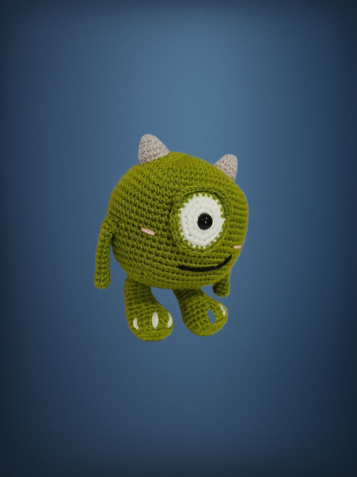 Peluche mike wazowski hecho a mano a ganchillo (amigurumi). - Imagen 3