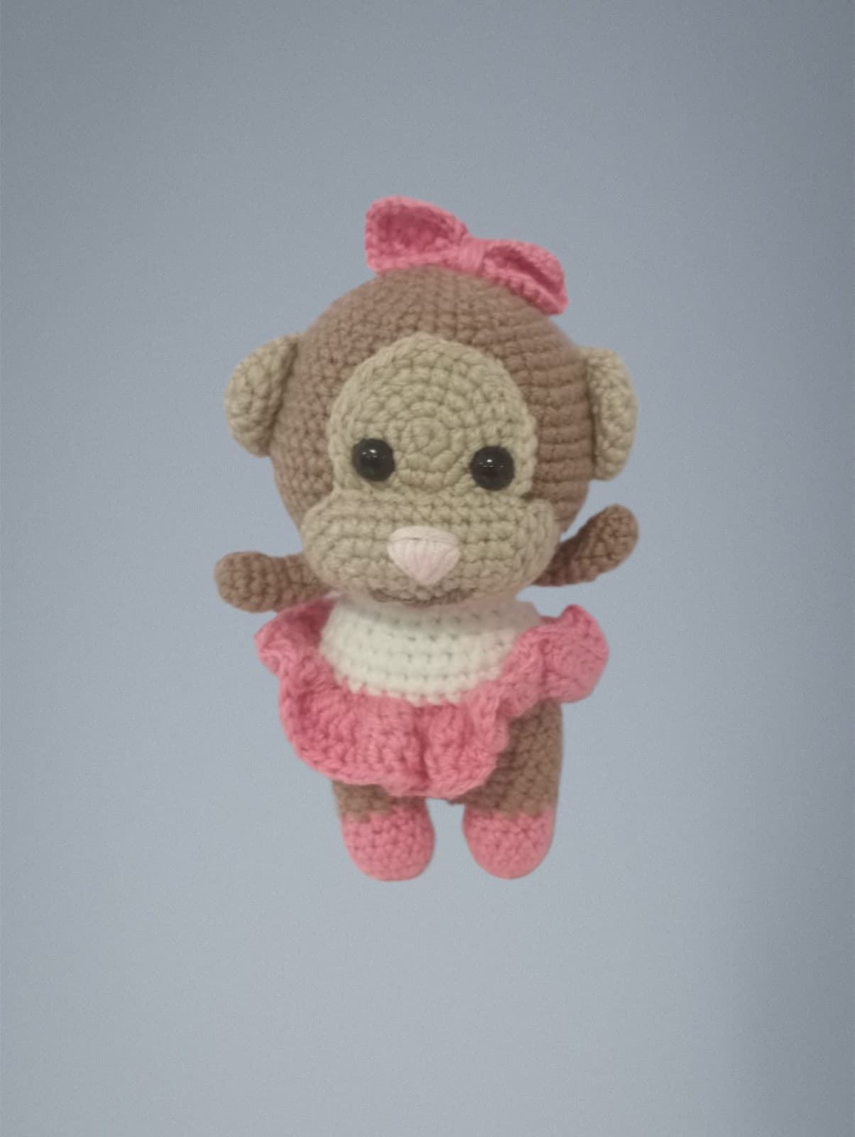 Peluche mono mona con vestido hecho a mano a ganchillo (amigurumi). - Imagen 1