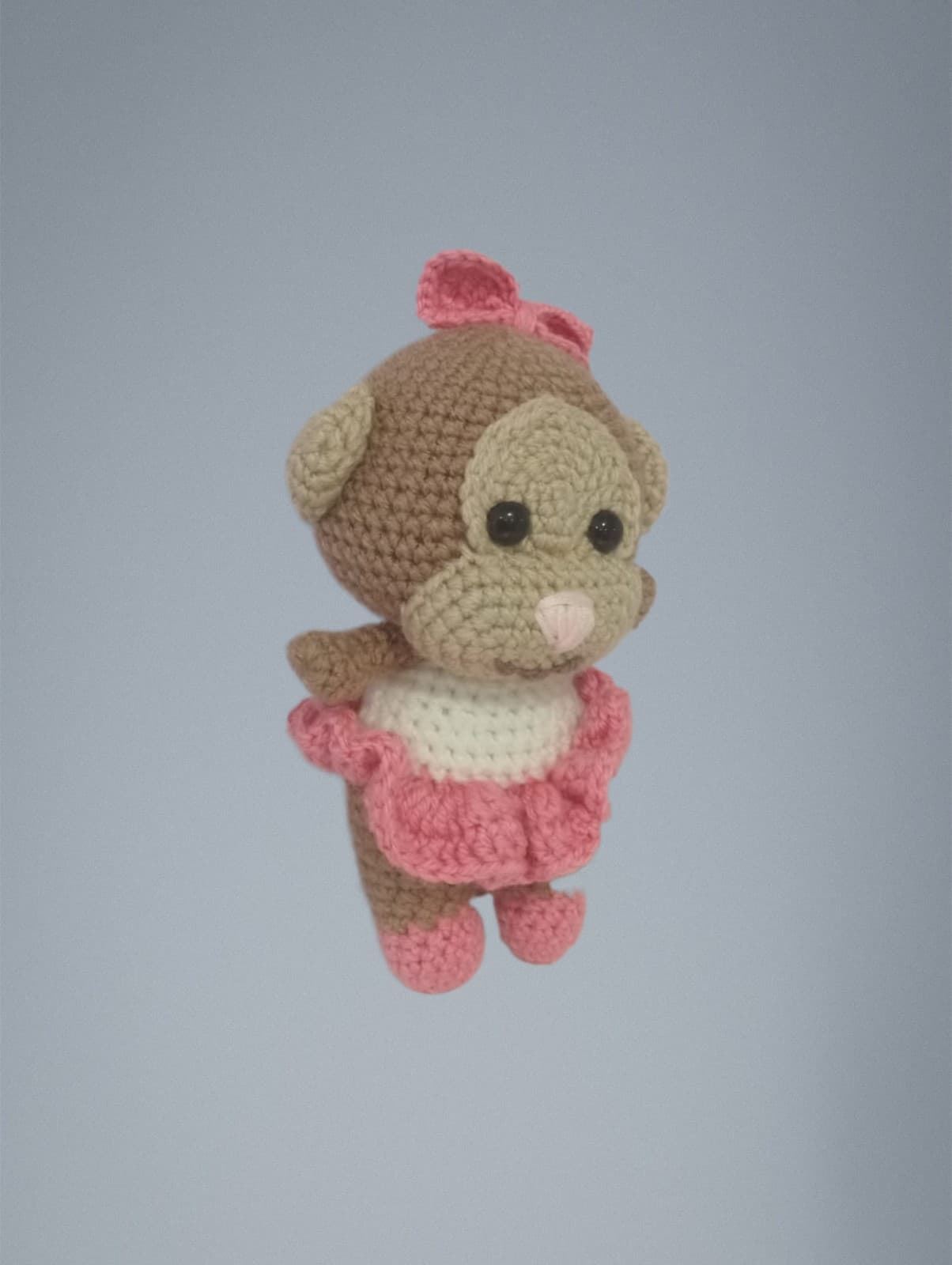 Peluche mono mona con vestido hecho a mano a ganchillo (amigurumi). - Imagen 2