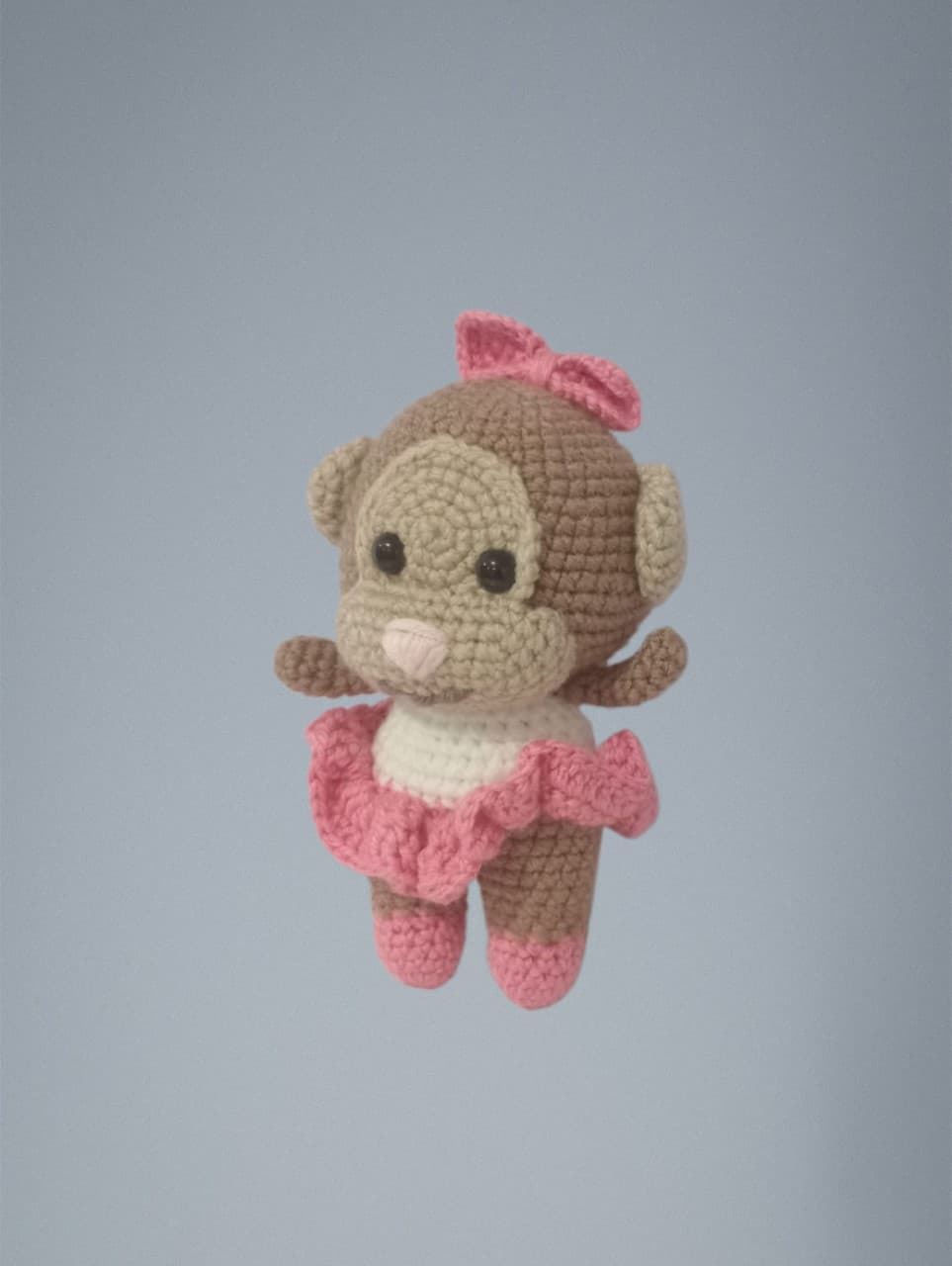 Peluche mono mona con vestido hecho a mano a ganchillo (amigurumi). - Imagen 3