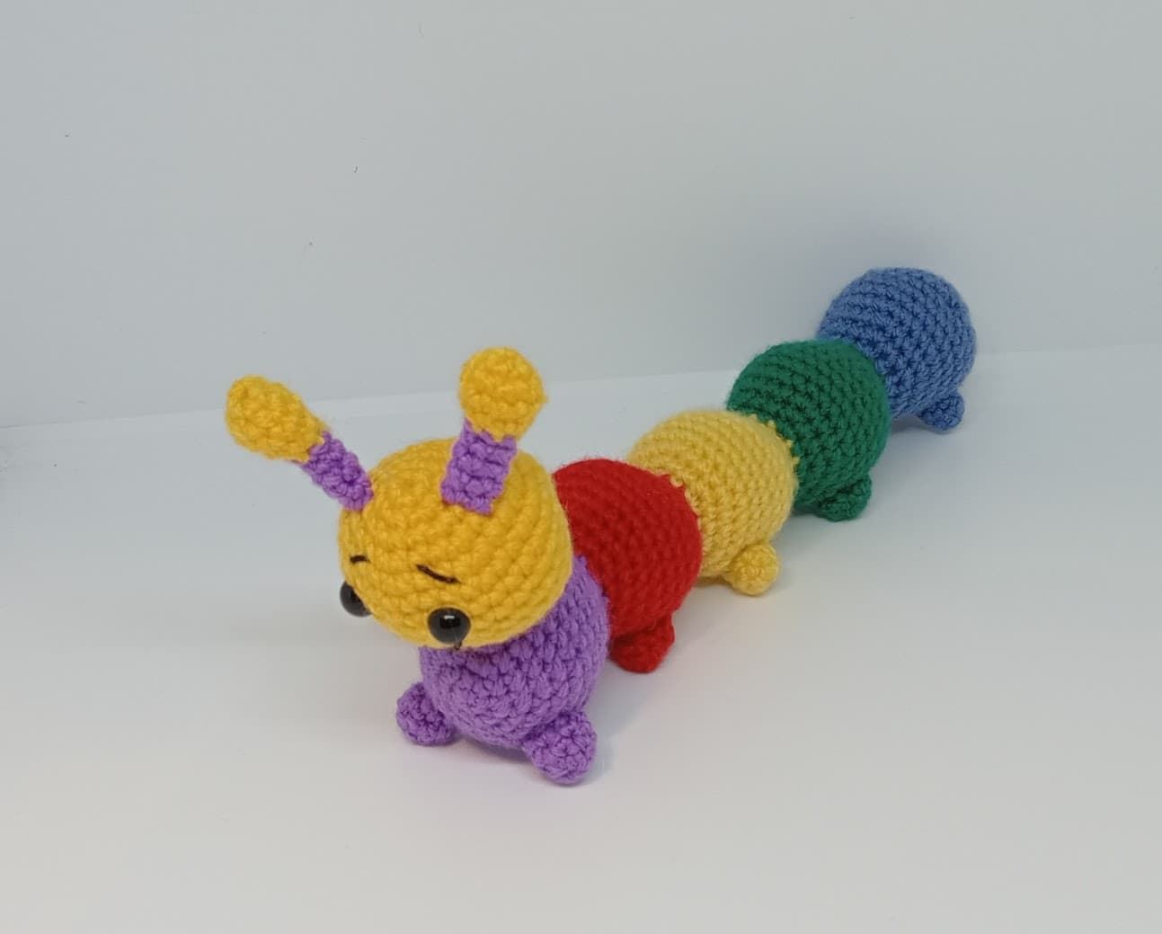 Peluche oruga hecho a mano a ganchillo (amigurumi). - Imagen 1