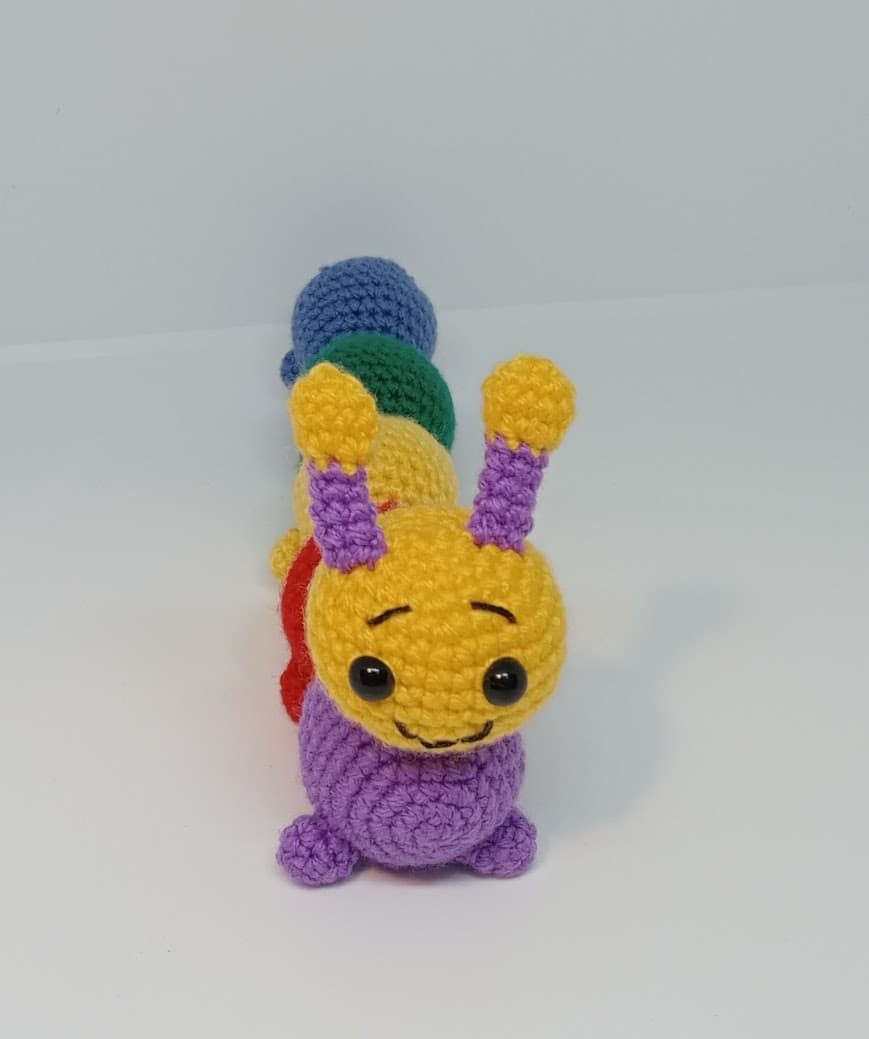 Peluche oruga hecho a mano a ganchillo (amigurumi). - Imagen 2