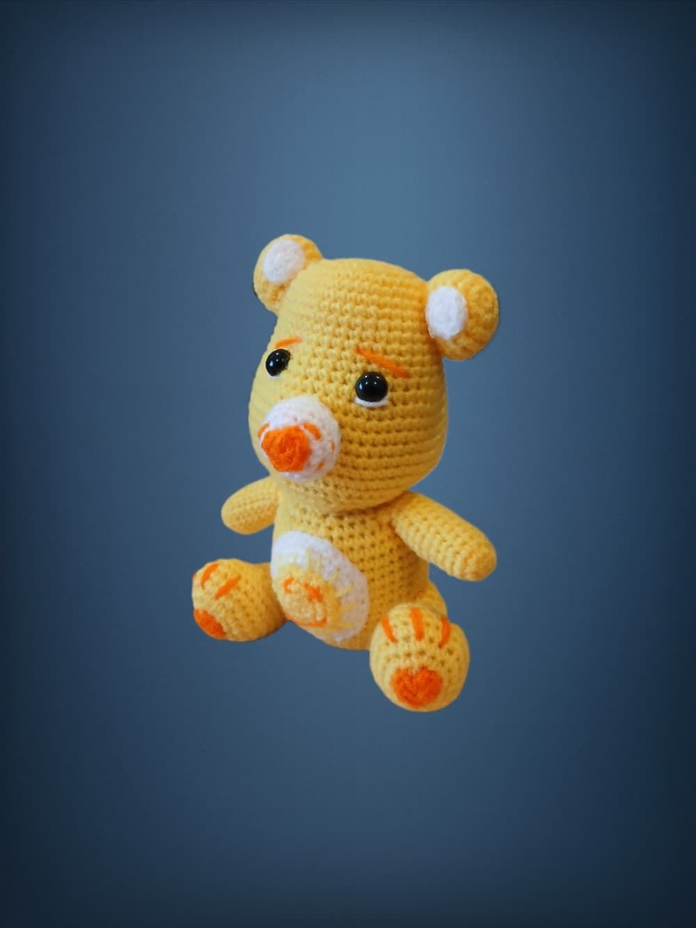 Peluche oso amoroso amarillo hecho a mano a ganchillo (amigurumi). - Imagen 2