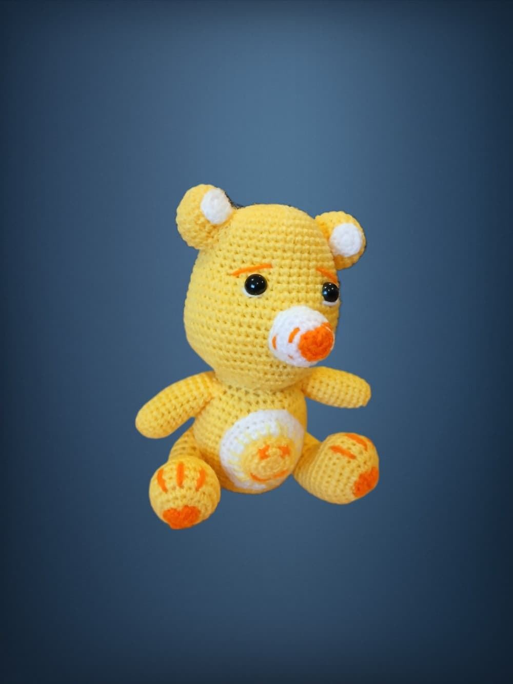 Peluche oso amoroso amarillo hecho a mano a ganchillo (amigurumi). - Imagen 3