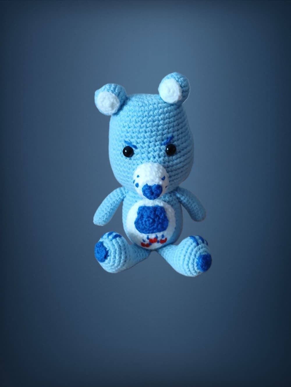 Peluche oso amoroso azul hecho a mano a ganchillo (amigurumi). - Imagen 1