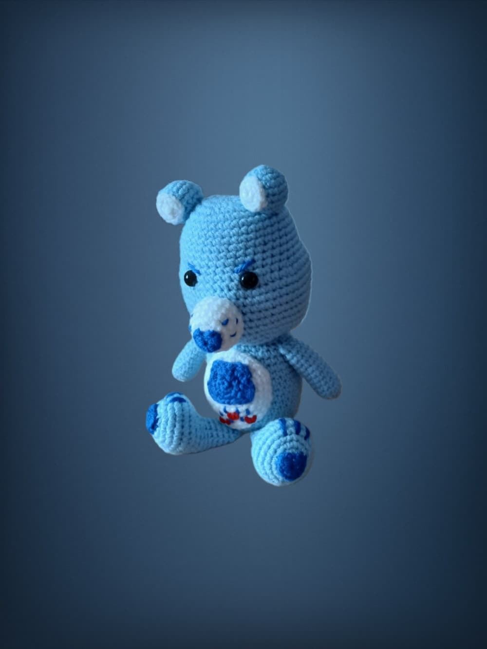 Peluche oso amoroso azul hecho a mano a ganchillo (amigurumi). - Imagen 2