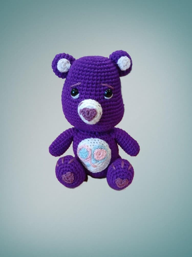 Peluche oso amoroso lila oscuro hecho a mano a ganchillo (amigurumi) - Imagen 1