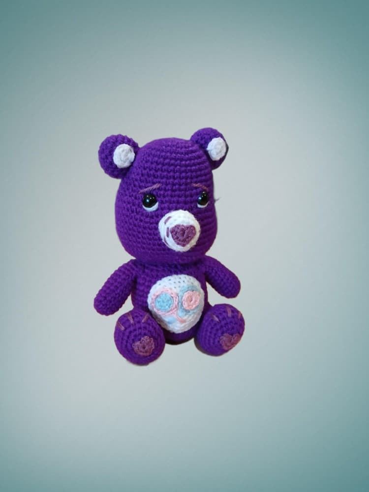 Peluche oso amoroso lila oscuro hecho a mano a ganchillo (amigurumi) - Imagen 2