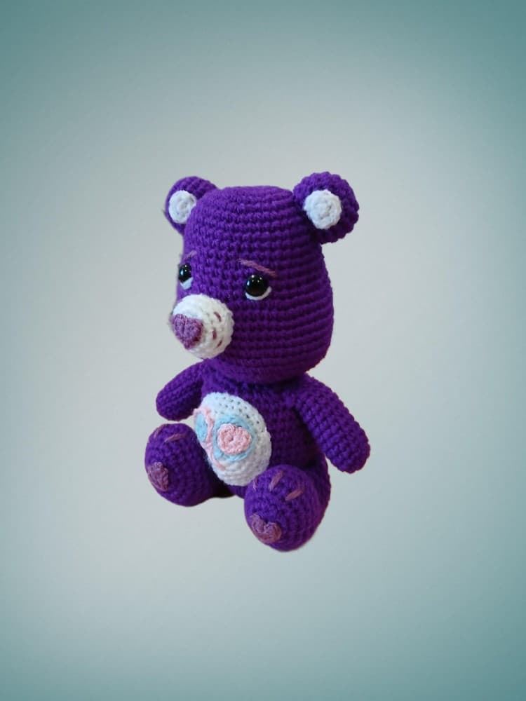 Peluche oso amoroso lila oscuro hecho a mano a ganchillo (amigurumi) - Imagen 3