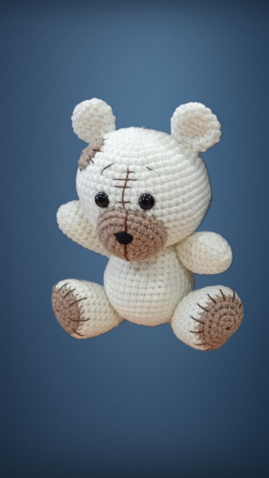 Peluche oso beige hecho a mano a ganchillo (amigurumi). - Imagen 3