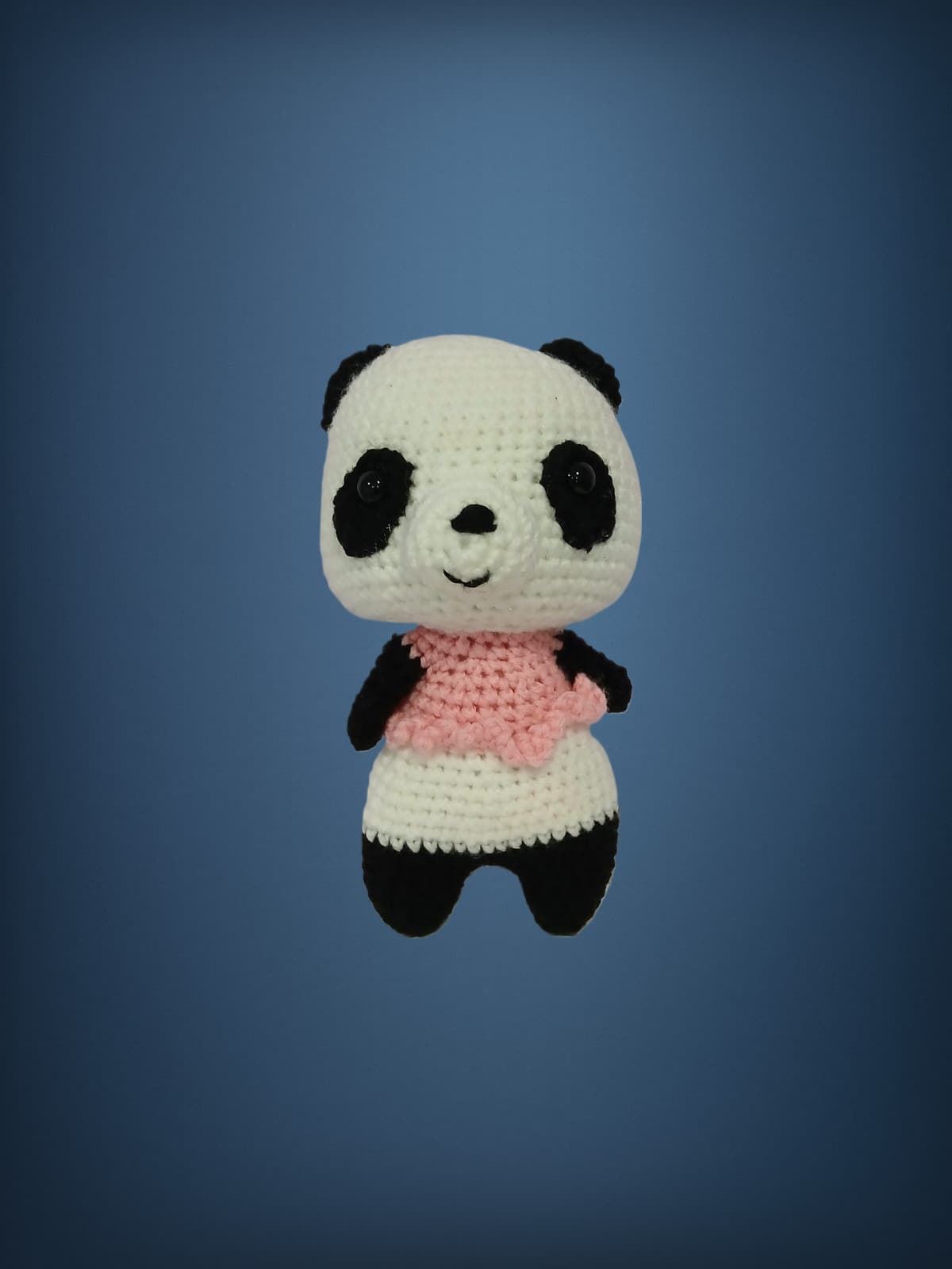 Peluche oso panda con vestido hecho a mano a ganchillo (amigurumi). - Imagen 1