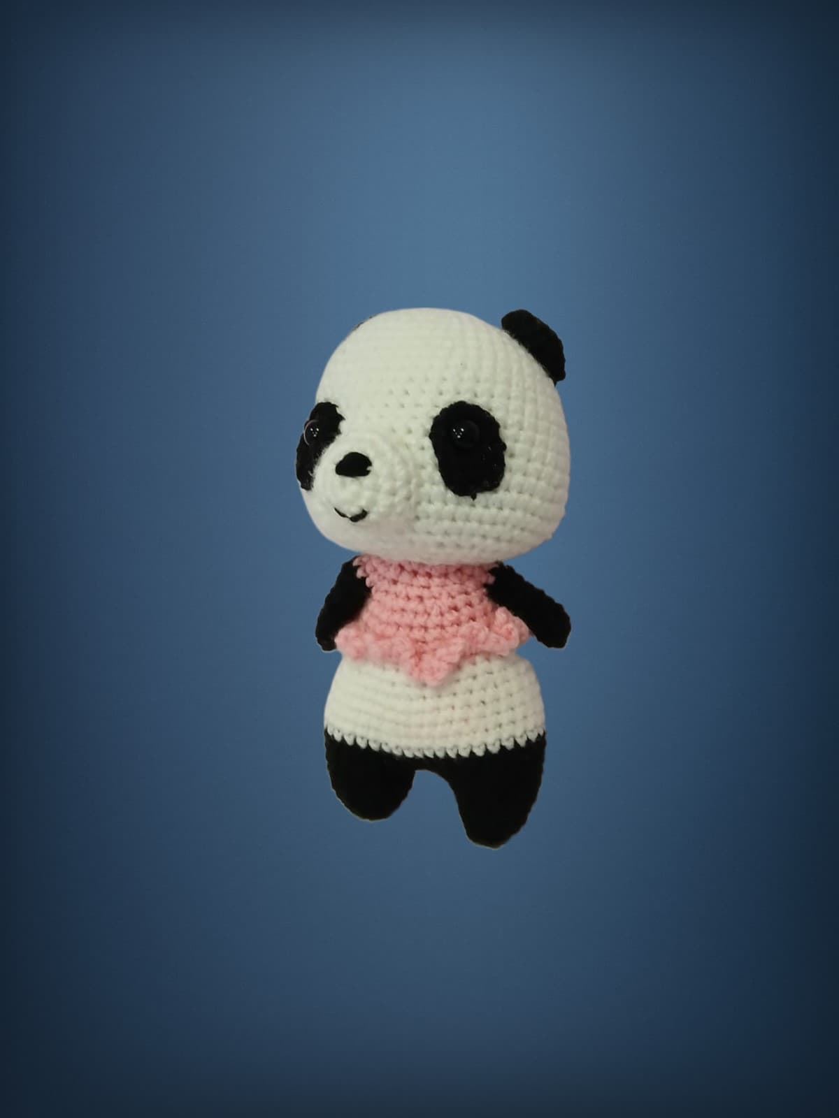 Peluche oso panda con vestido hecho a mano a ganchillo (amigurumi). - Imagen 2