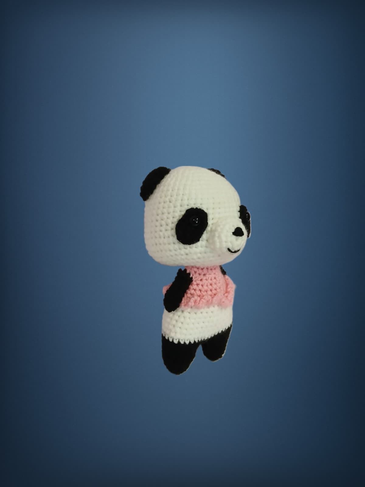 Peluche oso panda con vestido hecho a mano a ganchillo (amigurumi). - Imagen 3