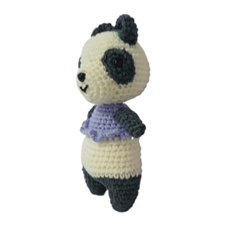 Peluche oso panda con vestido lila hecho a mano a ganchillo (amigurumi). - Imagen 2