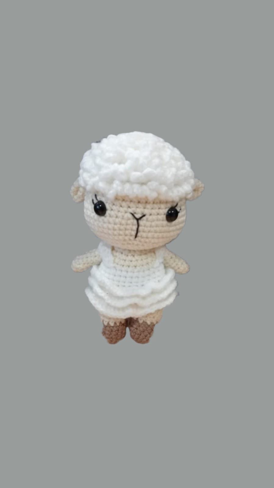 Peluche oveja con vestido hecha a mano a ganchillo (amigurumi). - Imagen 1