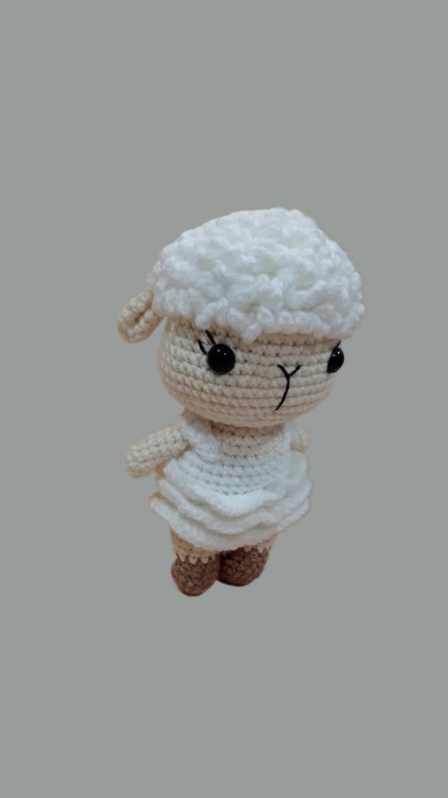 Peluche oveja con vestido hecha a mano a ganchillo (amigurumi). - Imagen 2