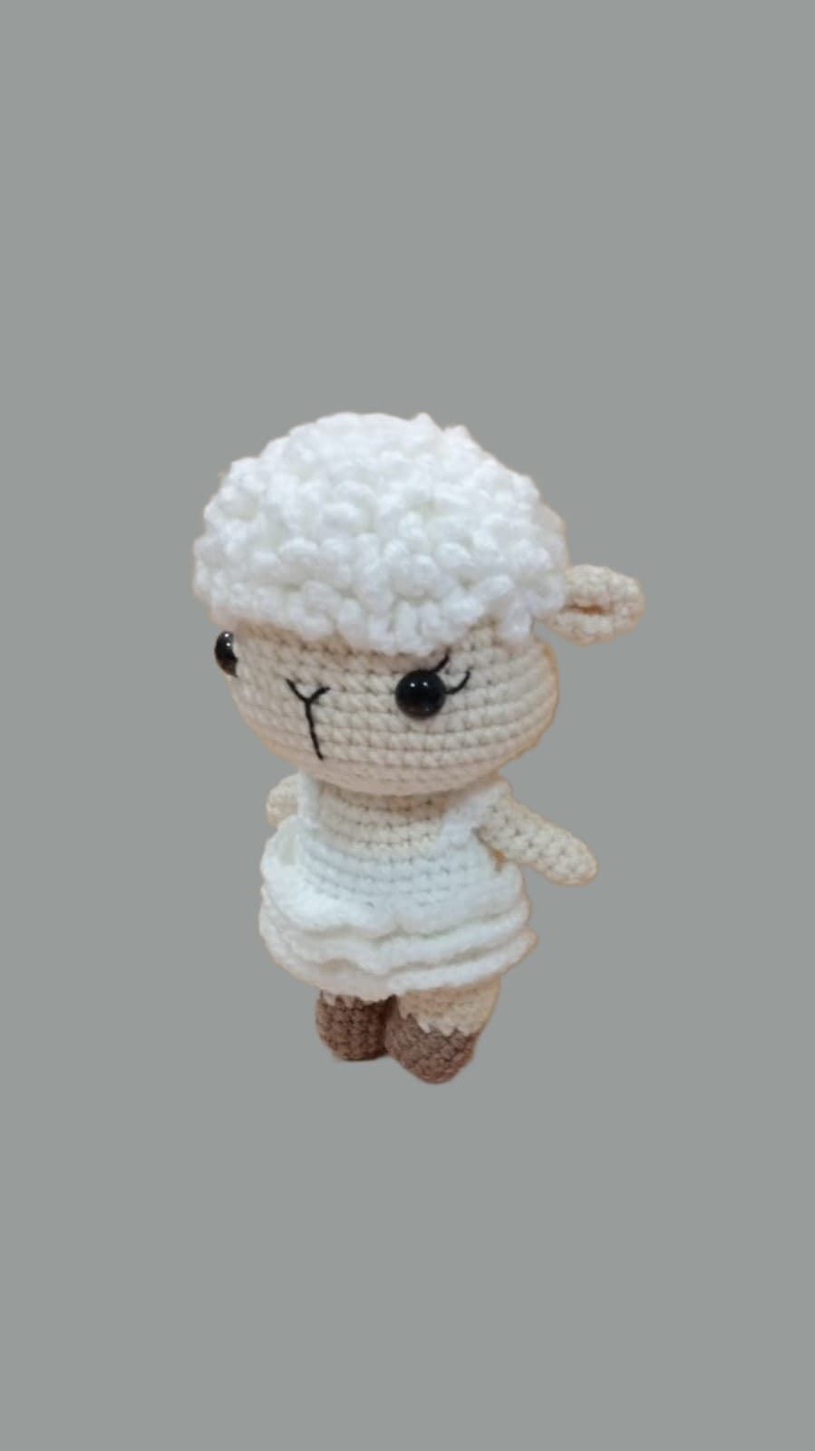 Peluche oveja con vestido hecha a mano a ganchillo (amigurumi). - Imagen 3