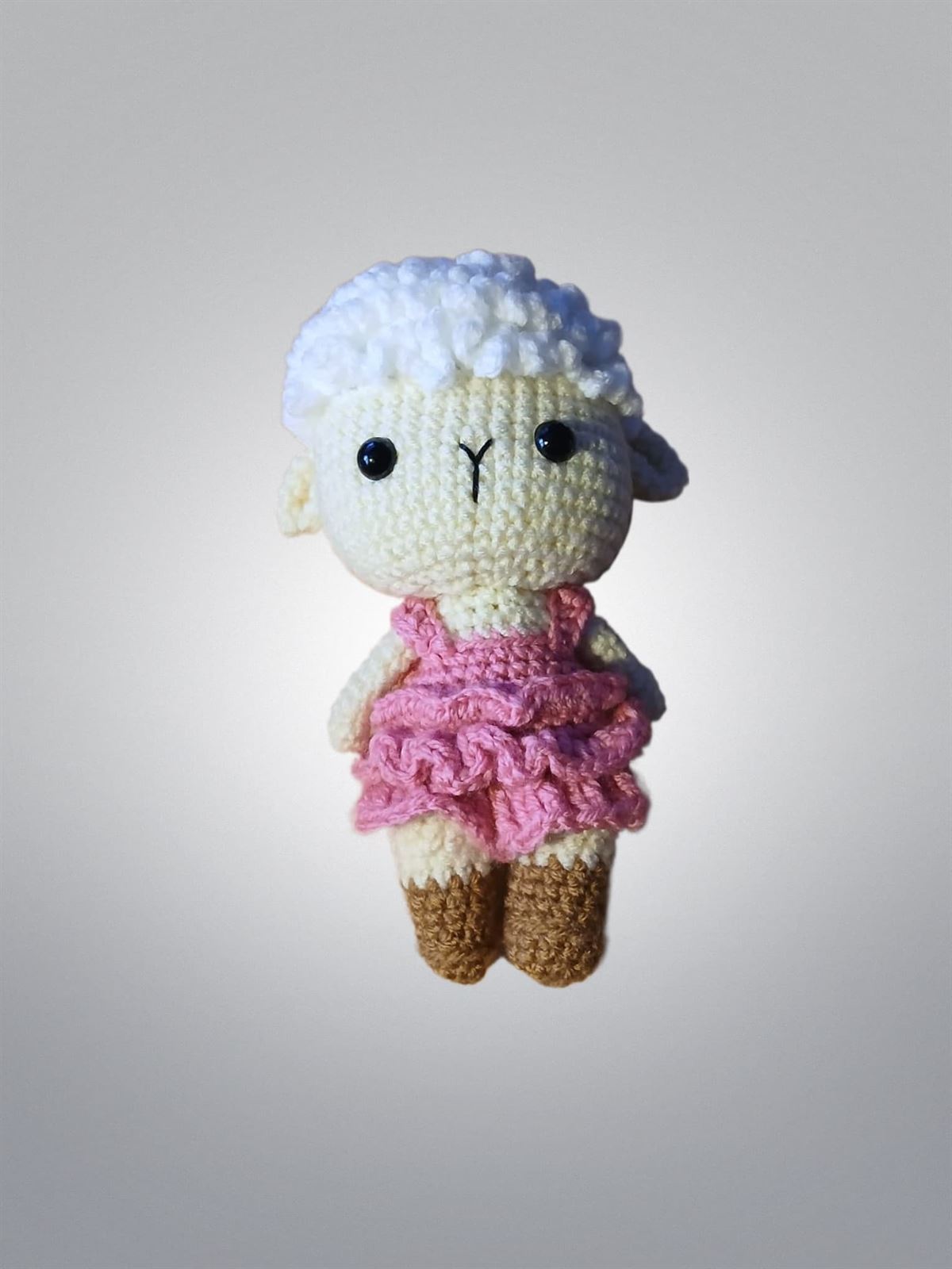 Peluche oveja con vestido rosa hecha a mano a ganchillo (amigurumi). - Imagen 1