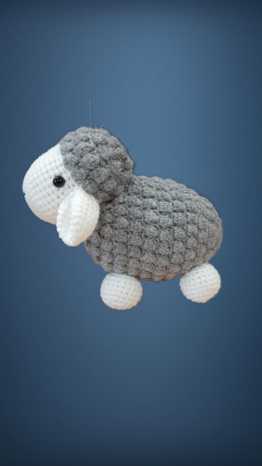 Peluche oveja gris hecha a mano a ganchillo (amigurumi). - Imagen 1