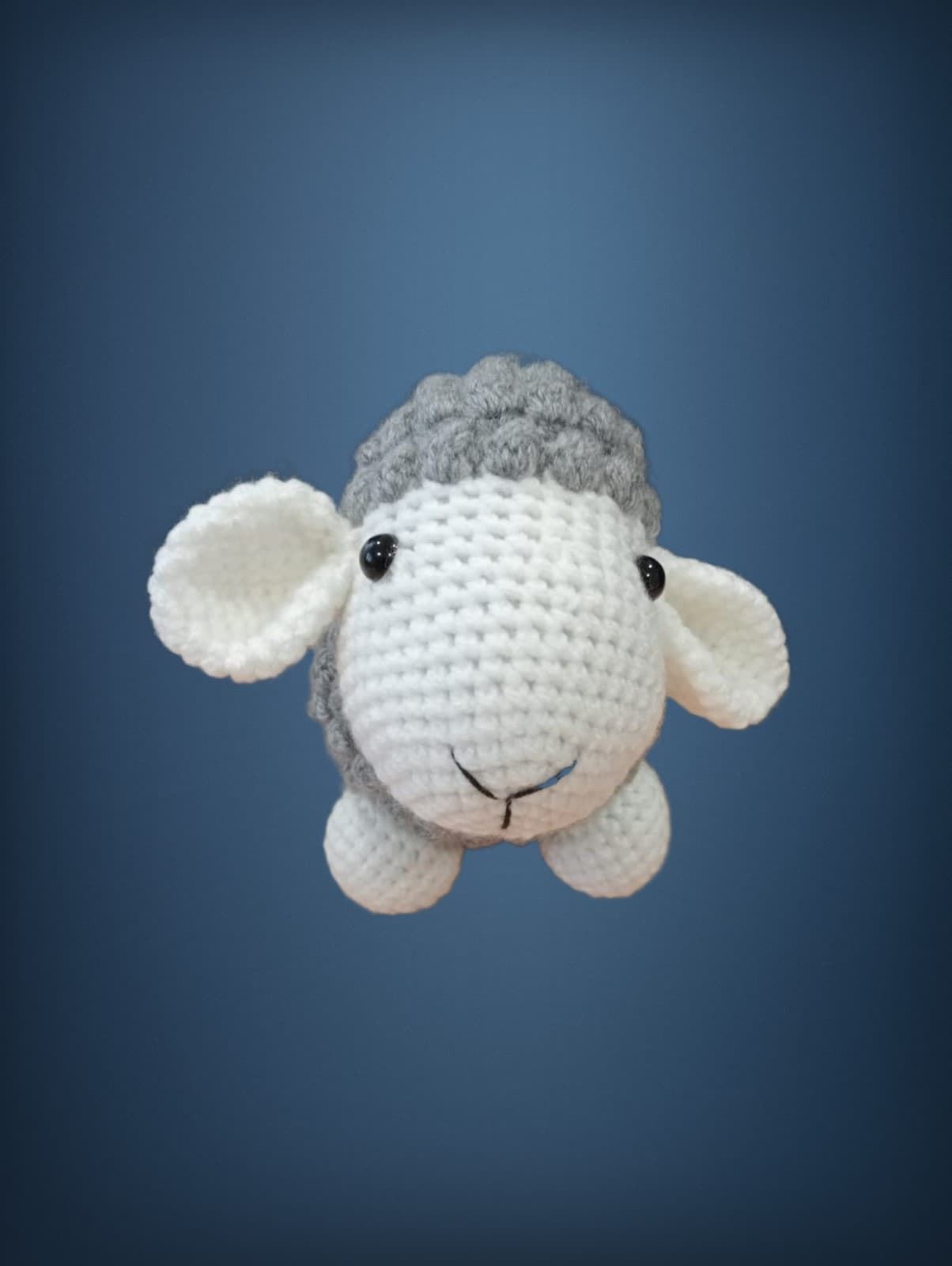 Peluche oveja gris hecha a mano a ganchillo (amigurumi). - Imagen 2