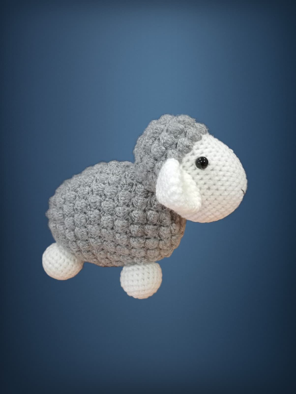 Peluche oveja gris hecha a mano a ganchillo (amigurumi). - Imagen 3