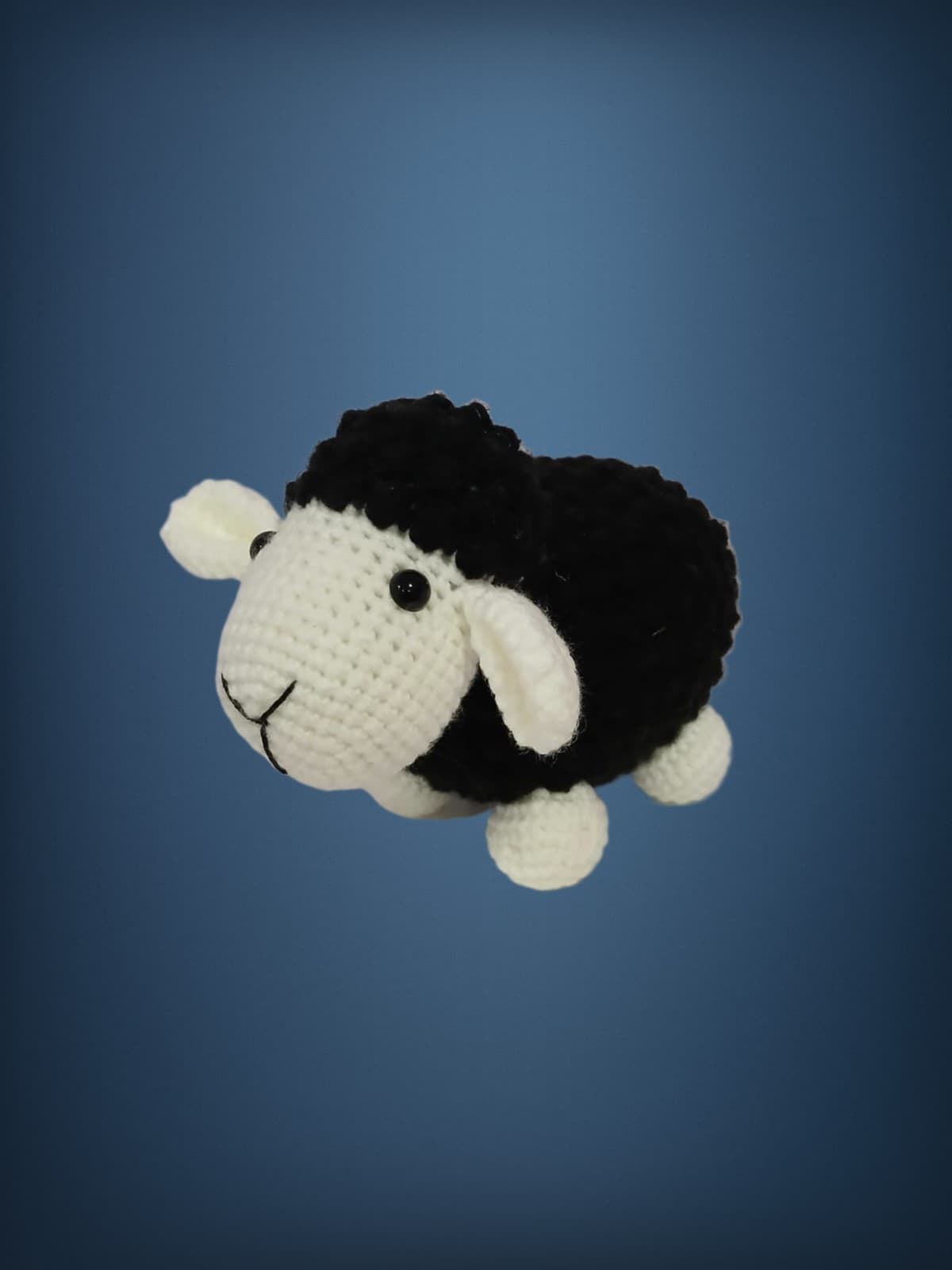 Peluche oveja negra hecha a mano a ganchillo (amigurumi). - Imagen 1