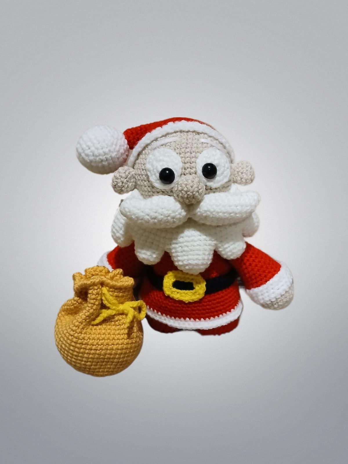 Peluche papá noel navideño con bolsa regalos hecha a mano a ganchillo (amigurumi). - Imagen 1