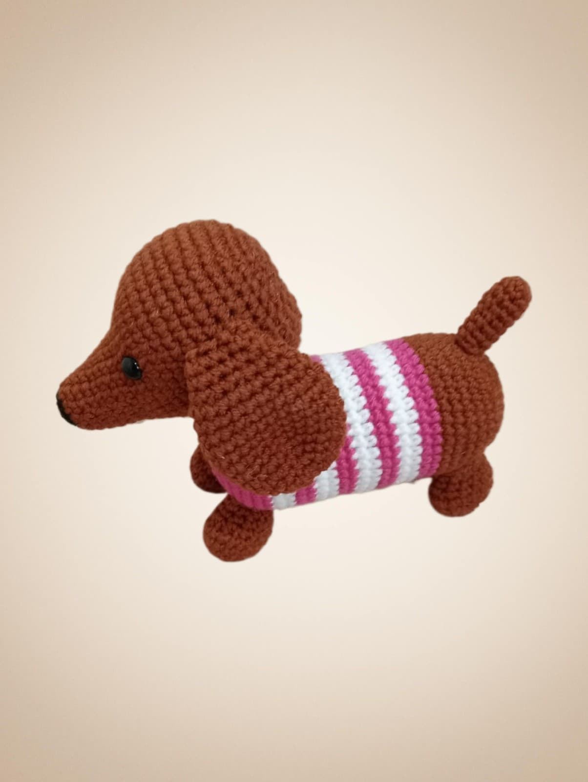 Peluche perro salchicha con jersey rosa fucsia hecho a mano a ganchillo (amigurumi). - Imagen 1