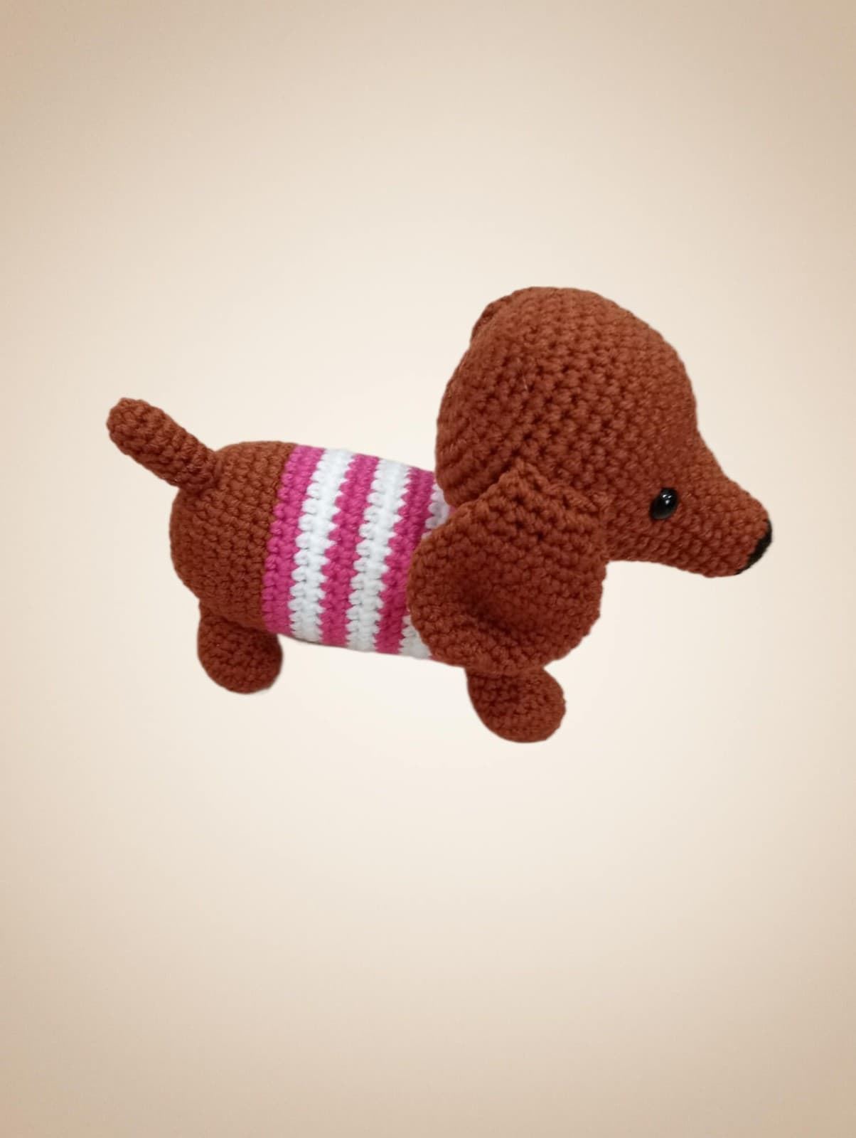 Peluche perro salchicha con jersey rosa fucsia hecho a mano a ganchillo (amigurumi). - Imagen 2