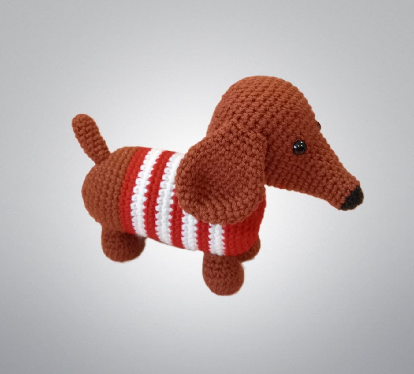 Peluche perro salchicha jersey rojo hecho a mano a ganchillo (amigurumi). - Imagen 1