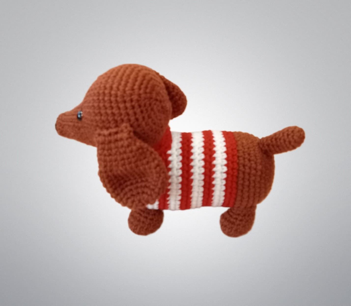 Peluche perro salchicha jersey rojo hecho a mano a ganchillo (amigurumi). - Imagen 2