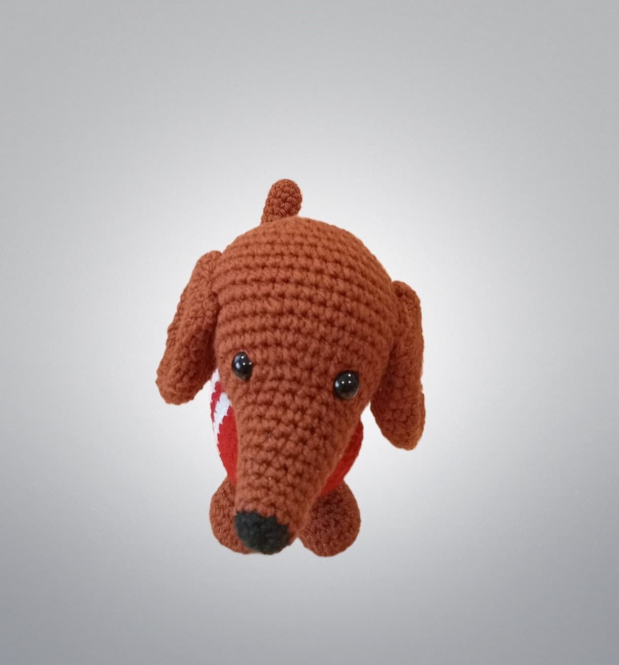 Peluche perro salchicha jersey rojo hecho a mano a ganchillo (amigurumi). - Imagen 3